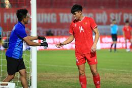 Cầu thủ U20 Việt Nam rách môi sau pha va chạm với thủ môn U20 Guam